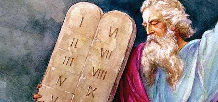 os 10 mandamentos moisés com as tábuas dos mandamentos lei de Deus