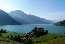 Outra margem do lago