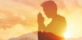 homem em medo, orando confiando em Deus