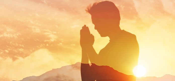 homem em medo, orando confiando em Deus