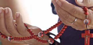 5 lugares simples e poderosos para rezar na sua casa