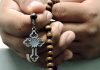 segurando o terço na mão para rezar o rosario