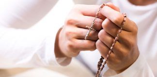 Como rezar o terço da libertação