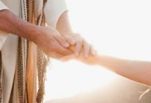 amor ao próximo, Jesus estende a mão a nós. Jesus nos segura pelas mãos