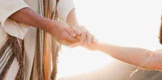 amor ao próximo, Jesus estende a mão a nós. Jesus nos segura pelas mãos