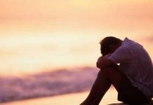 homem frente ao mar depressivo e com sofrimento