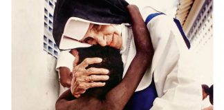santa irmã Dulce abrançando pobre criança