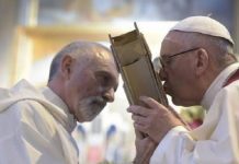 papa francisco beija o evangelho a Biblia