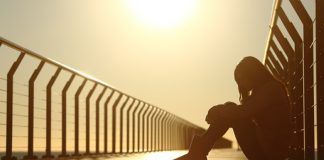 mulher sentada pensando na tristeza