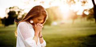 A Confiança em Deus. Confie em Deus mulher rezando