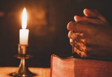 vela acesa durante a oração ou meditação