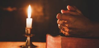 vela acesa durante a oração ou meditação