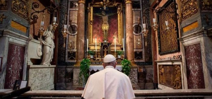 pandemia pandemia papa Francisco rezando