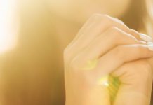 Vida de Oração: Como Ter uma vida de dialogo com Deus, mulher rezando