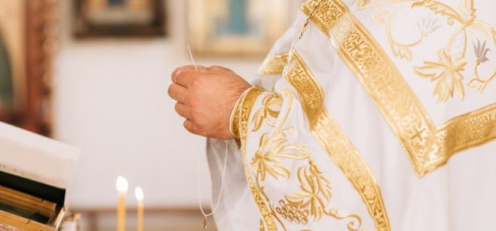 padre O padre deve estar por inteiro na Santa Eucaristia