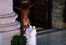 Papa Francisco diante da cruz