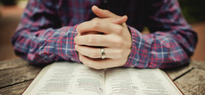obedientes a Deus rezar e ler a biblia