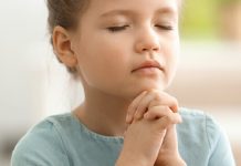 criança em momento de oração. A Oração: Humilde, Fervorosa e Perseverante