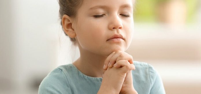 oração dialogo com Deus criança em momento de oração. A Oração: Humilde, Fervorosa e Perseverante