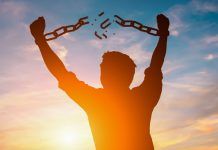 Homem consegue a liberdade da escravidão