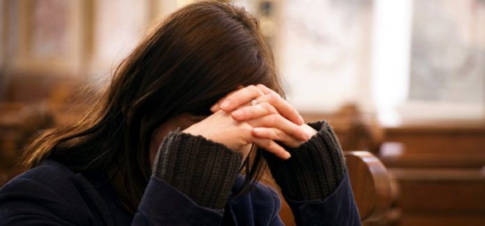 o que é a oração O que é oração . mulher fazendo oração antes da missa