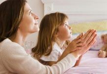 mae e filha rezando transmitir a fé aos filhos