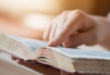 ler a bíblia a palavra de Deus