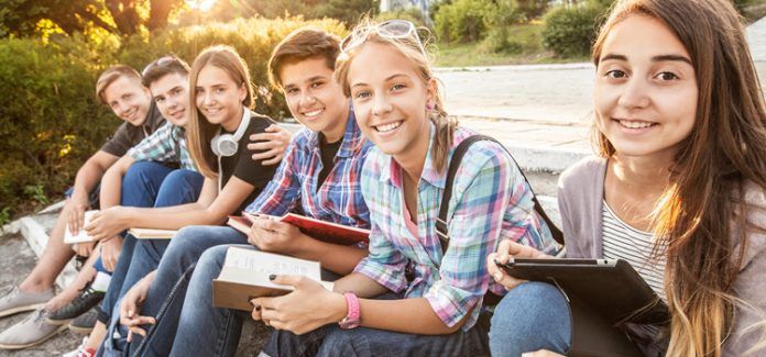 Jovens adolescentes educados com responsabilidade