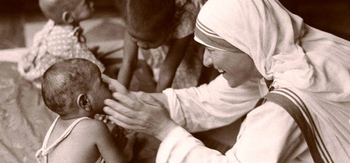 servir servir e ajudar o próximo madre tereza de calcuta
