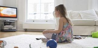 educar os filhos a assistir televisão