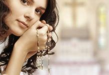 distração na oração, mulher com o terço na mão rezar na igreja