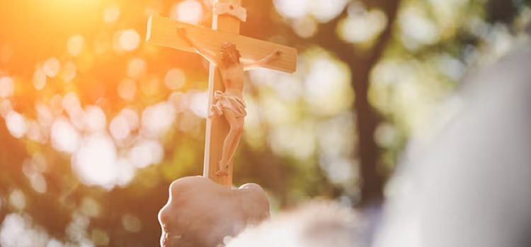 Crucifixo e imagens católica e a veneração de imagens