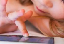 uso excessivo do celular para acalmar as crianças