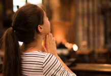 Jesus quer misericórdia e não sacrifício! jovem rezando na igreja