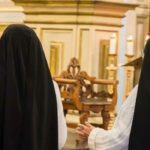 Vocação à Vida Religiosa e Consagrada: compromisso e serviço A Vocação Religiosa e Consagrada. freira rezando na igreja