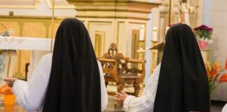 A Vocação Religiosa e Consagrada. freira rezando na igreja