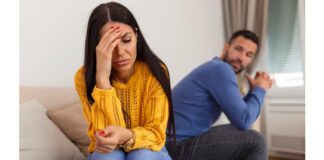 Casal se comunicando através de gestos e expressões não-verbais, mostrando a importância da comunicação não-verbal no relacionamento.
