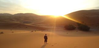 Vencer as tentações, Jesus é tentado no deserto, caminhando na solidão do deserto