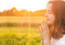 Perseverança, mulher rezando e contemplando a Deus