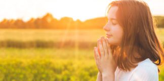 Perseverança, mulher rezando e contemplando a Deus