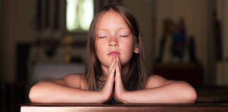 aprender como rezar, criança rezando na igreja