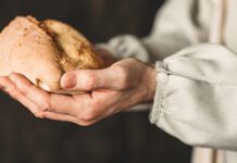 Caridade e Esmola: Como Praticar de Forma Consciente