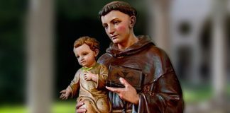 Santo Antônio de Pádua e a superstição de virar o Santo