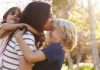 Significado do Beijo: o que Diz a Bíblia e a Tradição Católica Significado do Beijo. Mãe beijando os filhos com carinho