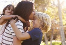 Significado do Beijo: o que Diz a Bíblia e a Tradição Católica Significado do Beijo. Mãe beijando os filhos com carinho