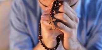 Rezar mesmo sem resposta: onde está Deus no silêncio?