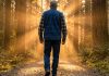 Como caminhar com fé: coragem e foco no propósito de Deus Pessoa decidida a caminhar com fé em uma estrada iluminada, simbolizando o foco e a coragem no propósito de Deus.