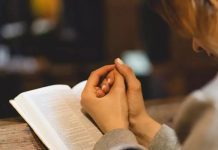 A Oração Pessoal É Indispensável Para Todos Nós Pessoa em oração pessoal com Jesus