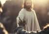 Jesus Cristo estendendo a mão para ajudar uma pessoa a se levantar, simbolizando a vitória para vencer as tentações e o desânimo.