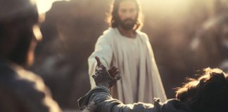 Jesus Cristo estendendo a mão para ajudar uma pessoa a se levantar, simbolizando a vitória para vencer as tentações e o desânimo.
